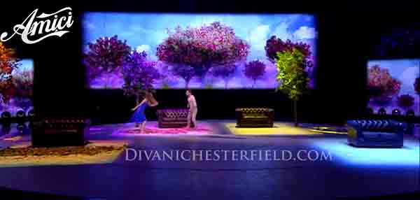 Divani Chesterfield fornitore ufficiale 'Amici'- Mediaset