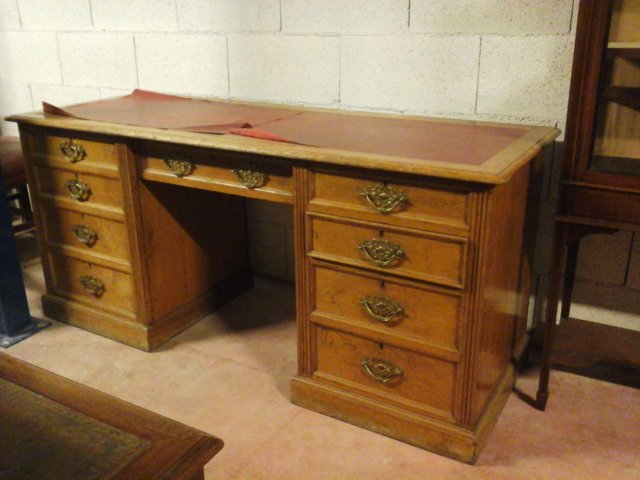 scrivaniaingleseinroverepianopelle.jpg
