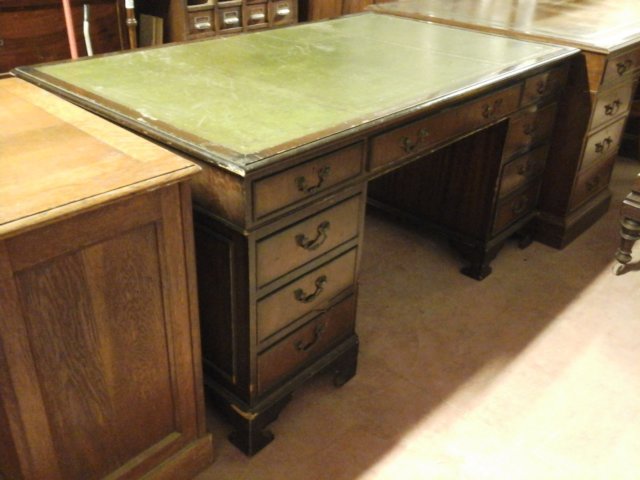 scrivaniamoganopelleverde.jpg