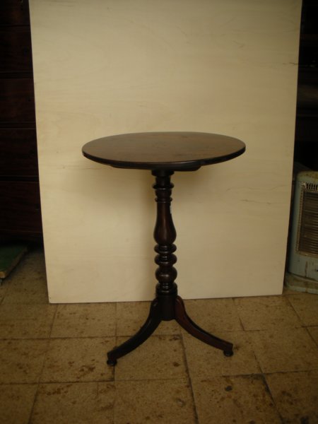 tavolinotondoinmogano.jpg